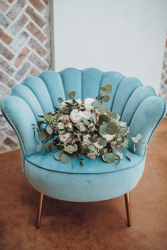 Vintage Chair. Bride bouquet. Iron Manor.